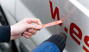 Guide: Sätt upp och ta bort dekaler på bil, fönster och vägg