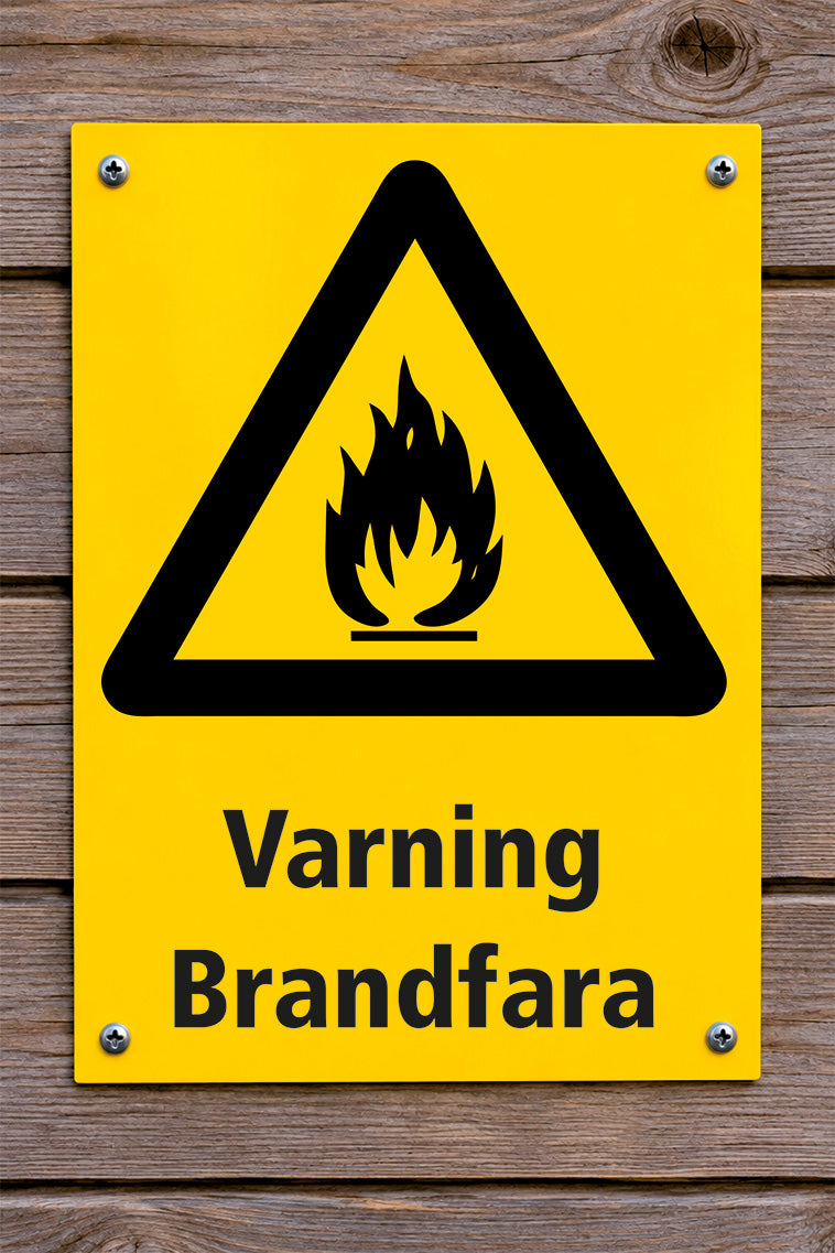 Varningsskylt på trävägg, Brandfara