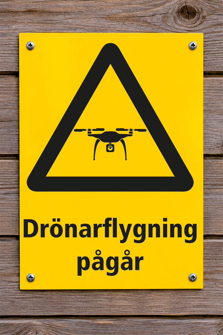 Varningsskylt på trävägg, Drönarflygning