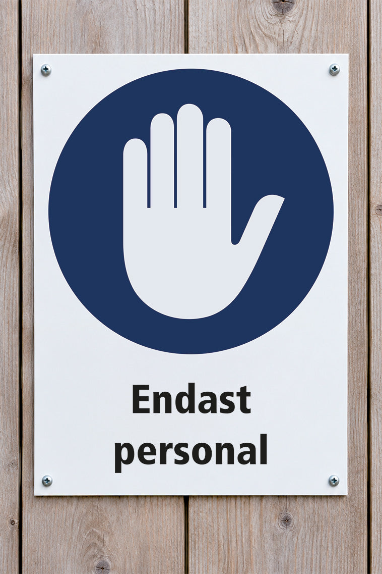 Påbudsskylt på trävägg, Endast personal