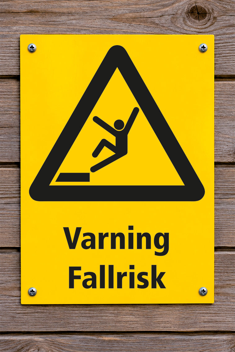 Varningsskylt på trävägg, Fallrisk