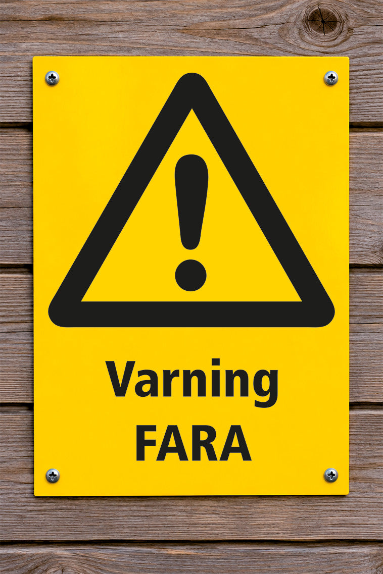 Varningsskylt på trävägg, Fara