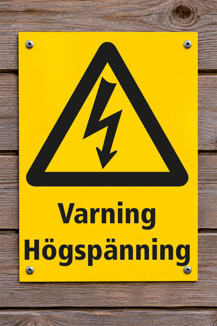 Varningsskylt på trävägg, Högspänning
