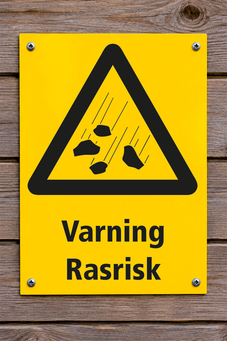 Varningsskylt på trävägg, Rasrisk