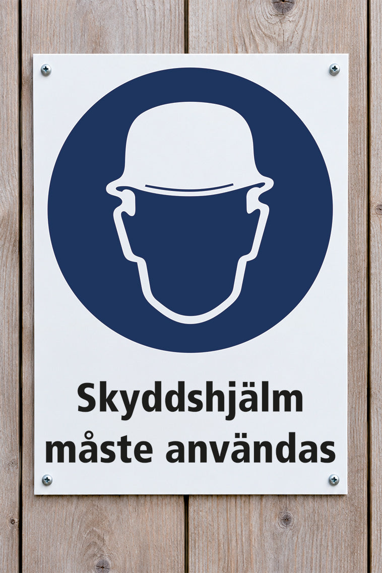 Påbudskylt på trävägg, Skyddshjälm