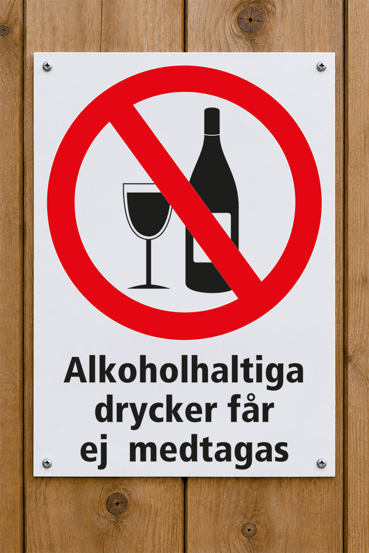 Förbudsskylt på trävägg, Alkoholhaltiga drycker får ej medtagas