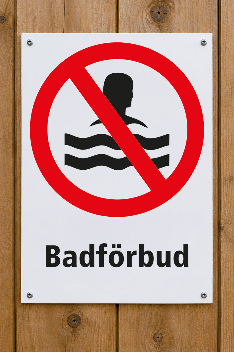 Förbudsskylt på trävägg, Badförbud