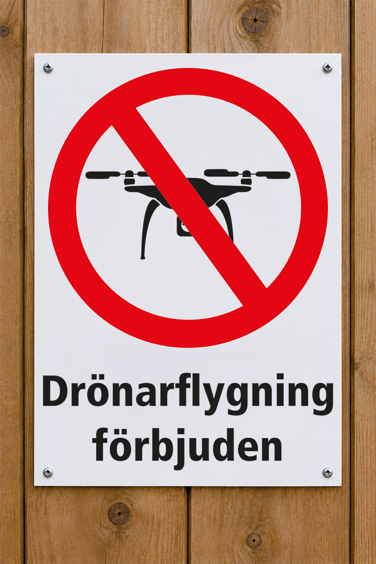 Förbudsskylt på trävägg, Drönarflygning
