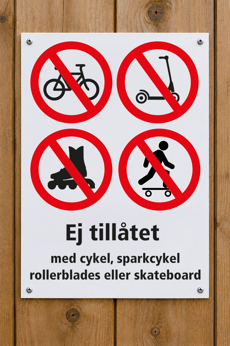 Förbudsskylt på trävägg, Ej tillåtet cykel, spark, rollerblades, skateboard