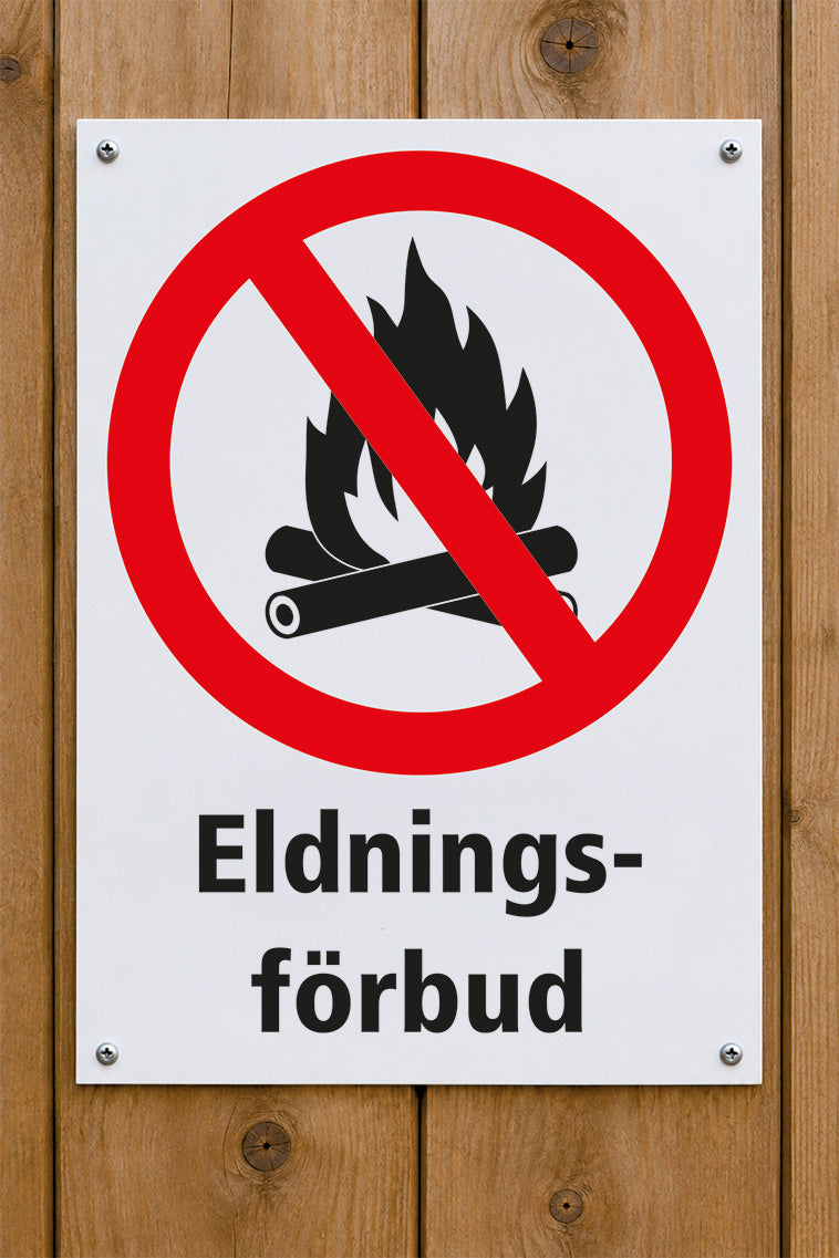 Förbudsskylt på trävägg, Eldningsförbud