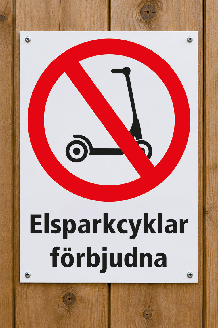 Förbudsskylt på trävägg, Elsparkcyklar förbjudna