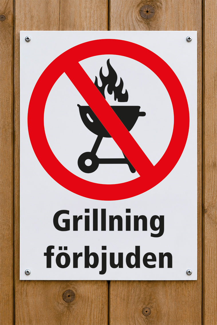 Förbudsskylt på trävägg, Grillning förbjuden
