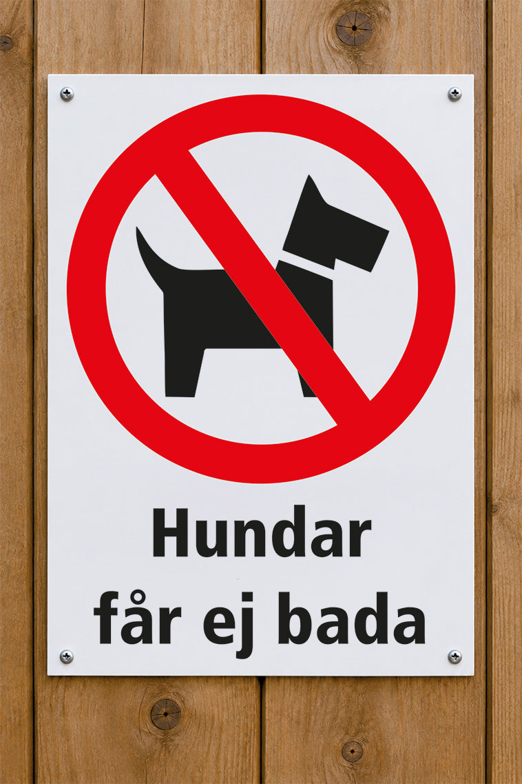 Förbudsskylt på trävägg, Hundar får ej bada