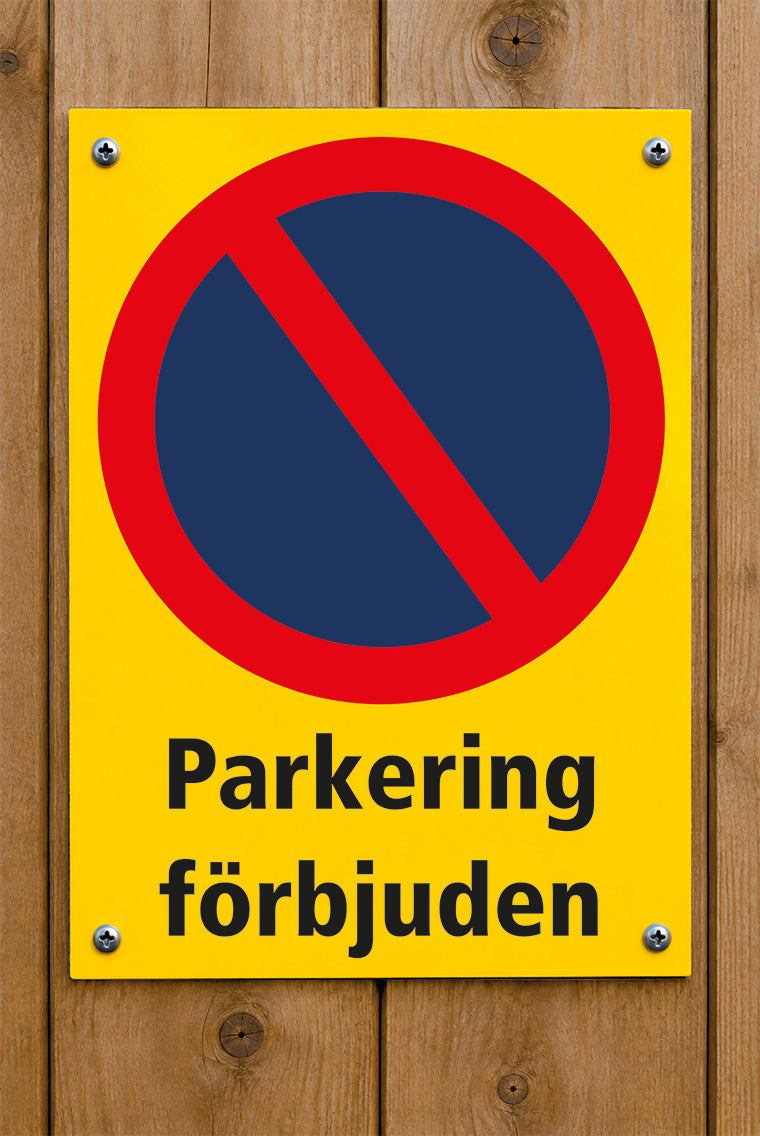 Förbudsskylt på trävägg, Parkering förbjuden