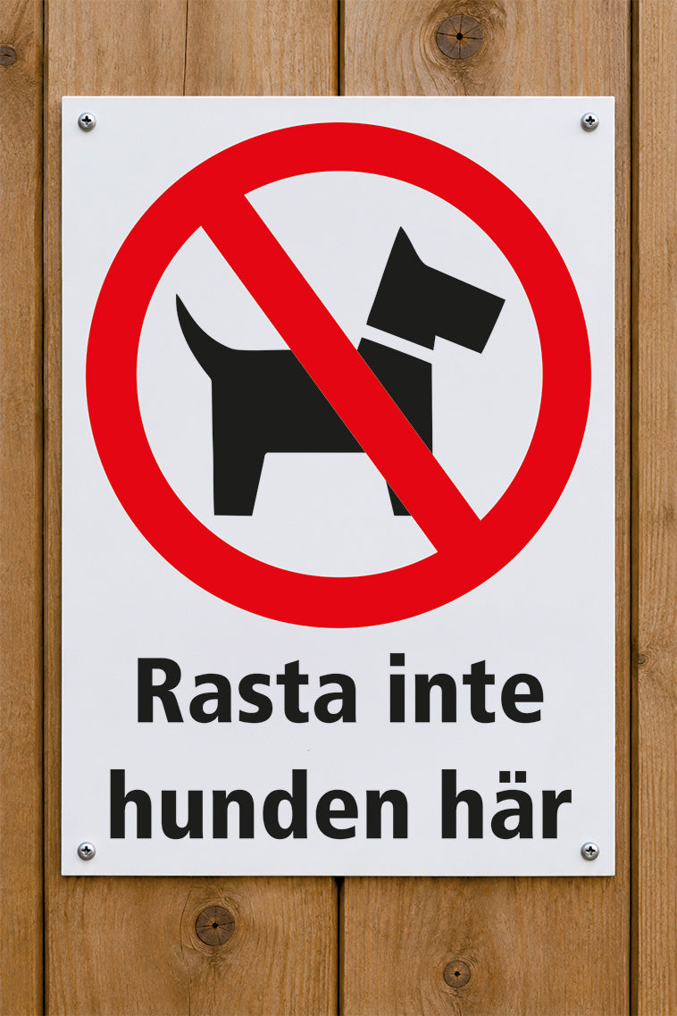 Förbudsskylt på trävägg, Rasta inte hunden här
