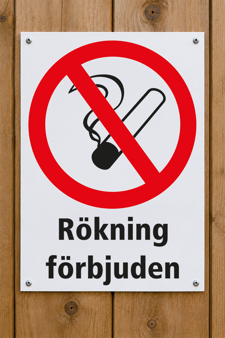 Förbudsskylt på trävägg, Rökning förbjuden