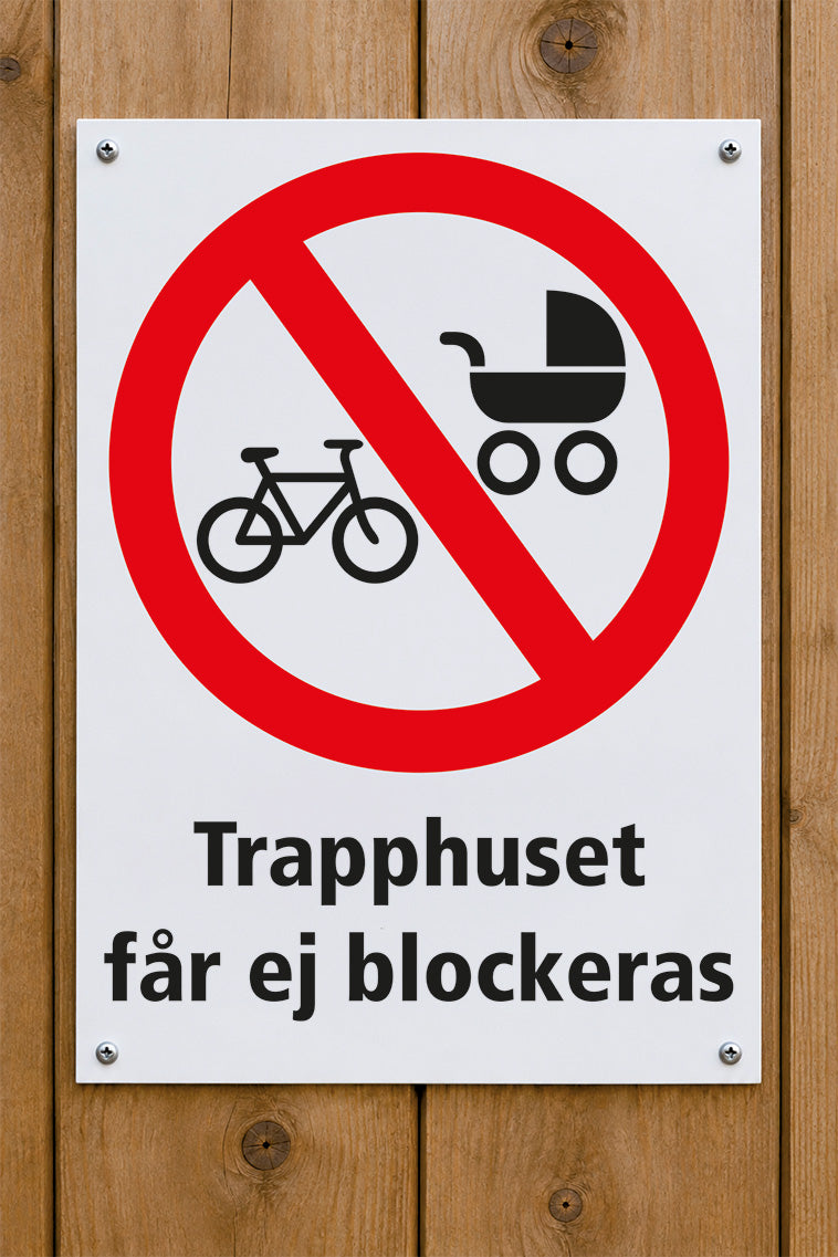 Förbudsskylt på trävägg, Trapphuset får ej blockeras