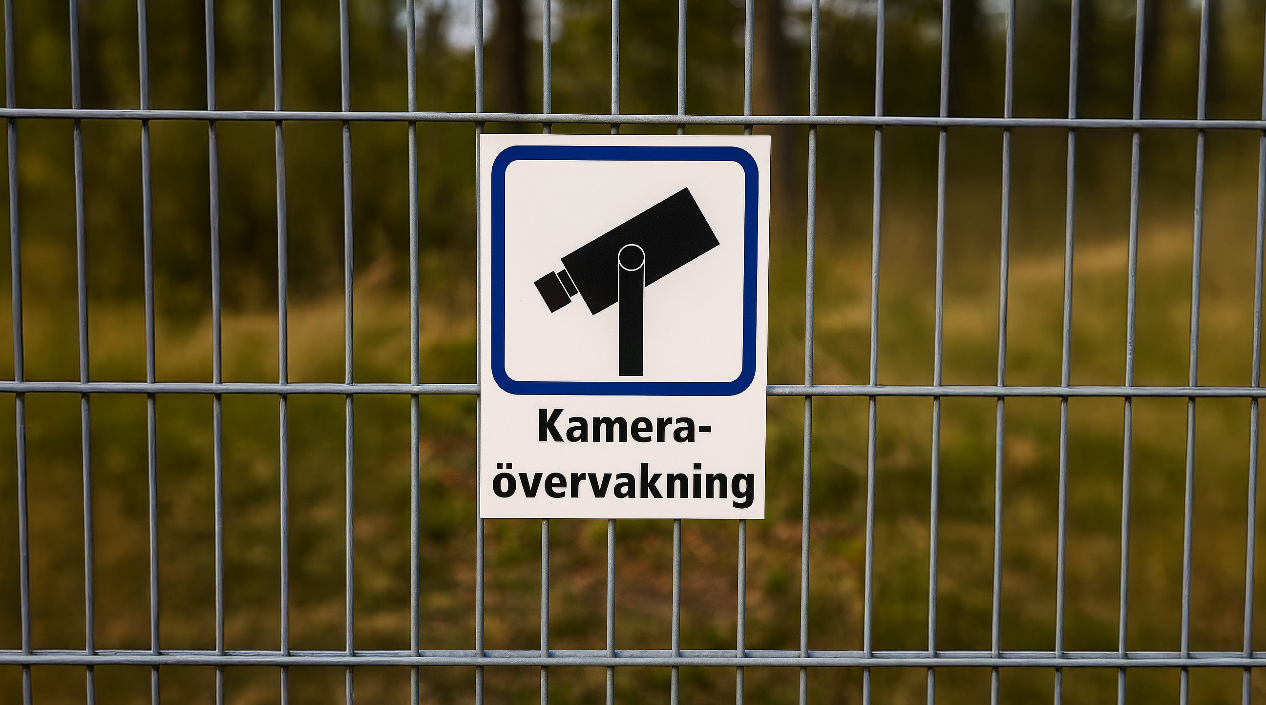 kameraövervakningsskylt på stängsel